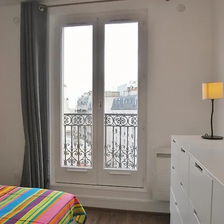 Romantic And Bright Париж
